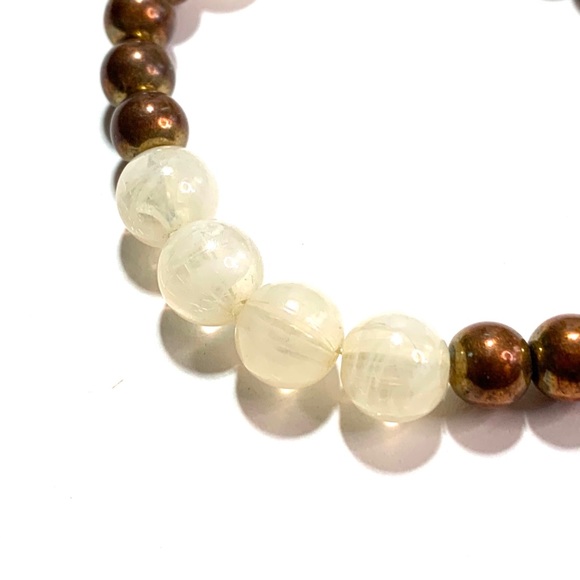 Beaded Stretch Bracelet Round Brass & Swirled Milky White Beads - Picture 4 of 5